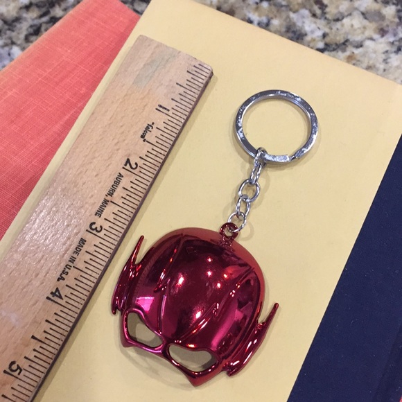 The Flash Red Mask Keychain/New - Picture 4 of 6